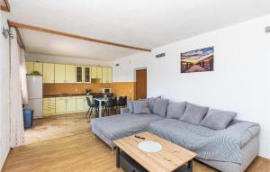 a living room with a couch and a table at Gorgeous Home In Vinisce With Jacuzzi in Vinišće