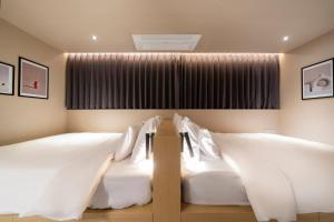 Postel nebo postele na pokoji v ubytování Croissant Hotel Guri by Aank