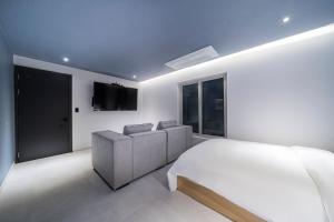 Postel nebo postele na pokoji v ubytování Croissant Hotel Guri by Aank