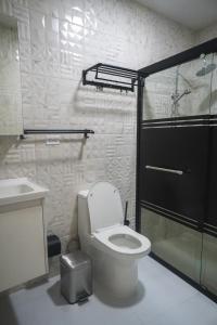 La salle de bains est pourvue de toilettes et d'un lavabo. dans l'établissement Pavia's Centerpoint Oasis, à Oranjestad