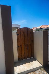 una puerta de madera en el medio de una casa en Pavia's Centerpoint Oasis, en Oranjestad