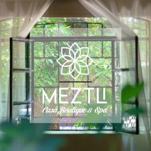 una vidriera de colores con las palabras arquitectura de merrilinoisinois y perl en Meztli: Casa Boutique & Spa, en Ciudad de México