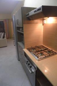 een keuken met een fornuis en een koelkast bij Private home in Flic en Flac - quiet location in Flic-en-Flac