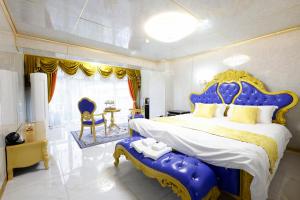 1 dormitorio con 1 cama grande con dosel azul y amarillo en ホテル　ロモサ en Minakami