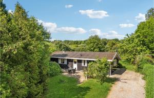 - une vue aérienne sur une maison dans les bois dans l'établissement Stunning Home In Brkop With House Sea View, à Børkop