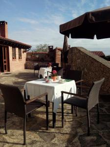 una mesa y sillas en un patio en Hotel Villa Miramar en poo de Llanes