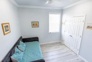 ein Wohnzimmer mit einem Sofa und einem Fenster in der Unterkunft Cozy cottage surrounded by fun in Pass Christian