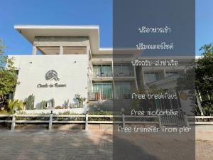 a building with the words free transfer from pier at Check-in Resort Koh Larn in Ko Larn