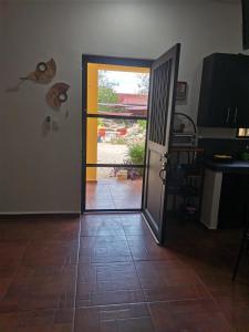 una puerta abierta en una habitación con suelo de baldosa en VILLA DEL CIELO TIXPEHUAL, en Tixpehual