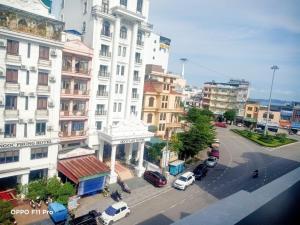 a city street with cars parked in front of buildings at Ngọc Tùng Hotel in Ha Long