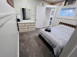 - une chambre avec un lit et un miroir dans l'établissement Alwaves Family 3 Bedroom Beach Apartment, à Wildwood