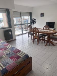 Habitación con mesa, sillas y comedor. en Apartamento Pacifico Delta Suites en Bahía Blanca
