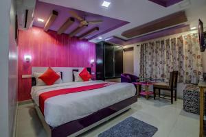 Een bed of bedden in een kamer bij OYO Flagship 9930 Hotel Avs Residency