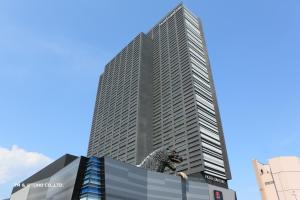 a tall building with a lion statue in front of it at Hotel Gracery Shinjuku in Tokyo