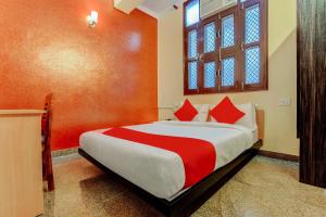 OYO Flagship Jhankar Road tesisinde bir odada yatak veya yataklar