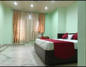 1 dormitorio con 2 camas y ventana en OYO The Blue Sky Hotel And Resort, en Gwalior