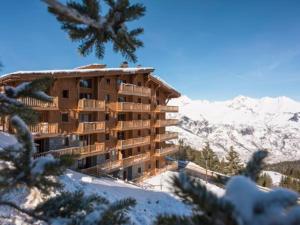 アーク 1801にあるAppartement Les Arcs 1800, 2 pièces, 5 personnes - FR-1-352-19の雪山の中の建物