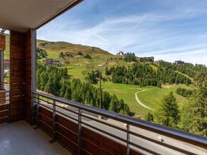 balkon z widokiem na góry w obiekcie Appartement La Plagne-Tarentaise, 2 pièces, 4 personnes - FR-1-351-101 w Aime La Plagne