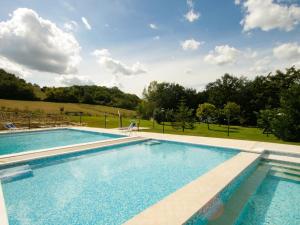 einen Pool mit Blick auf ein Feld und Bäume in der Unterkunft Welcoming holiday home in Urbania with pool in Urbania