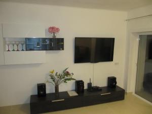 A television and/or entertainment centre at Beach Suite Playa Cala dor