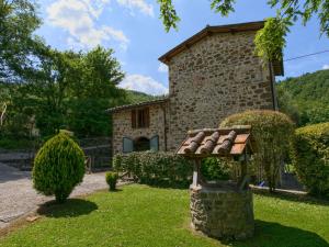 CasellaにあるHoliday house overlooking lake near Tuscanyの石造りの家