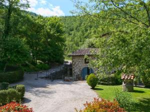 CasellaにあるHoliday house overlooking lake near Tuscanyの庭門付石造り