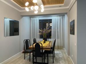 Photo de la galerie de l'établissement Bird's Nest - Apartment in Downtown Karakol, à Karakol