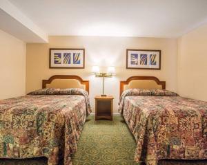 um quarto de hotel com duas camas num quarto em THE BERRY INN em Buena Park