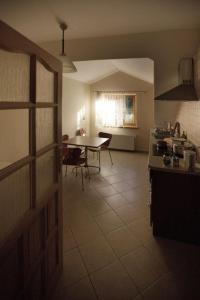 シュツァブニツァにあるApartament EPI Szczawnicaのキッチン、ダイニングルーム(テーブル、テーブル、椅子付)