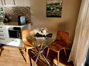 O bucătărie sau chicinetă la Beach Cottage Coolum Beach with Spa and Fire Table +9 fotografii