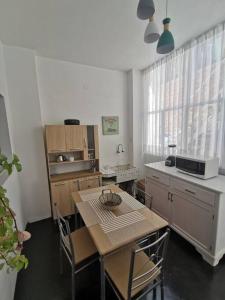 een keuken met een tafel en stoelen en een keuken met een magnetron bij Cómodo y bonito departamento in Santa Rosa