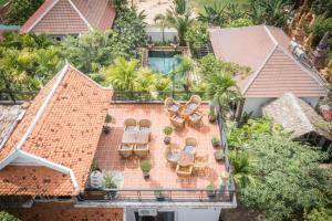 een luchtzicht op een huis met een tafel en stoelen bij The Botanic Garden Hotel in Siem Reap