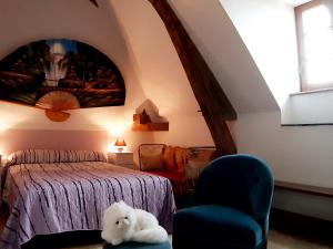 1 dormitorio con 1 cama, 1 silla y 1 animal de peluche en Guestroom Renazé, 1 pièce, 2 personnes - FR-1-600-229, en Congrier