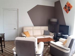 sala de estar con sofá blanco y sillas en Guestroom Renazé, 1 pièce, 2 personnes - FR-1-600-230, en Congrier