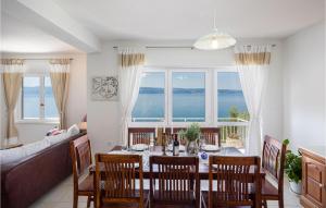 - une salle à manger avec une table, des chaises et un canapé dans l'établissement Beautiful Home In Krilo Jesenice With Wifi, à Sumpetar