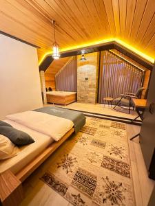 Bungavilla في أوزونغول: غرفة نوم بسرير في غرفة