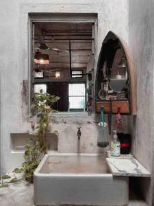 ein Badezimmer mit Waschbecken und Spiegel in der Unterkunft Artist Heritage Penang UNESCO Home (Lebuh Armenian) in George Town
