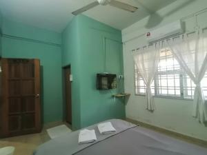 Camera con letto, TV e finestra. di FBS Inn Dungun a Dungun