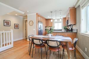 uma cozinha e sala de jantar com mesa e cadeiras em Exquisite Central Townhome with Spacious Loft and Gourmet Kitchen em Seattle