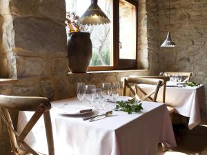 A restaurant or other place to eat at Masia el Puig