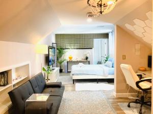 un soggiorno con divano e letto di Entire Hi-Tech House with 4 Bedrooms, Fitness Room, 10 mins to Providence a Cranston