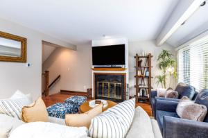 Φωτογραφία από το άλμπουμ του Fall Specials! Cozy King Beds, Pool Access, Galena Territory Amenities, Fireplace, Great Location in Galena Territory on Lake Galena σε Galena