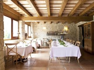 A restaurant or other place to eat at Masia el Puig