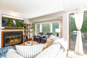 Φωτογραφία από το άλμπουμ του Fall Specials! Cozy King Beds, Pool Access, Galena Territory Amenities, Fireplace, Great Location in Galena Territory on Lake Galena σε Galena