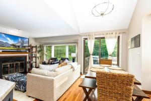 Φωτογραφία από το άλμπουμ του Fall Specials! Cozy King Beds, Pool Access, Galena Territory Amenities, Fireplace, Great Location in Galena Territory on Lake Galena σε Galena