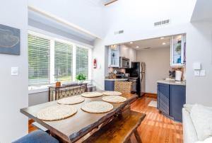 Φωτογραφία από το άλμπουμ του Fall Specials! Cozy King Beds, Pool Access, Galena Territory Amenities, Fireplace, Great Location in Galena Territory on Lake Galena σε Galena +44 φωτογραφίες