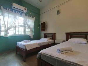 Ліжко або ліжка в номері FBS Inn Dungun