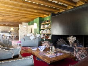 A television and/or entertainment centre at Masia el Puig