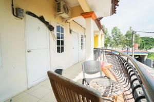 a balcony with a table and chairs on a building at Mahkota Sivali near Soekarno Hatta Airport Mitra RedDoorz in Tangerang