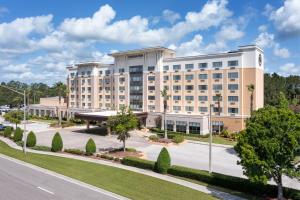 an exterior view of a hotel with a street at Sheraton Jacksonville Hotel in Jacksonville